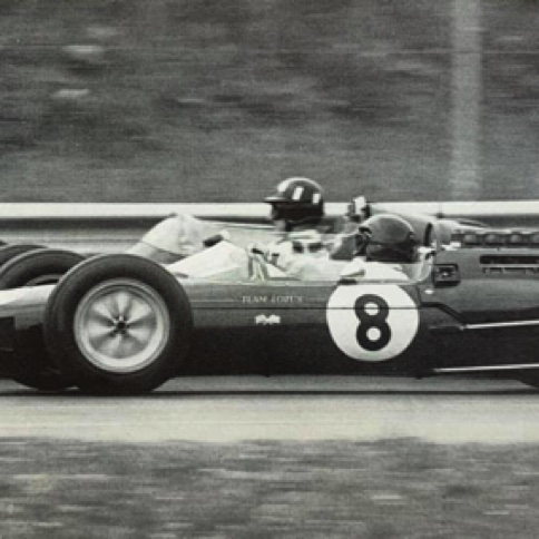 En bagarre avec Graham Hill, à noter la finesse de la Lotus 25 par rapport à la B.R.M... En bagarre avec Graham Hill, à noter la finesse de la Lotus 25 par rapport à la B.R.M...
